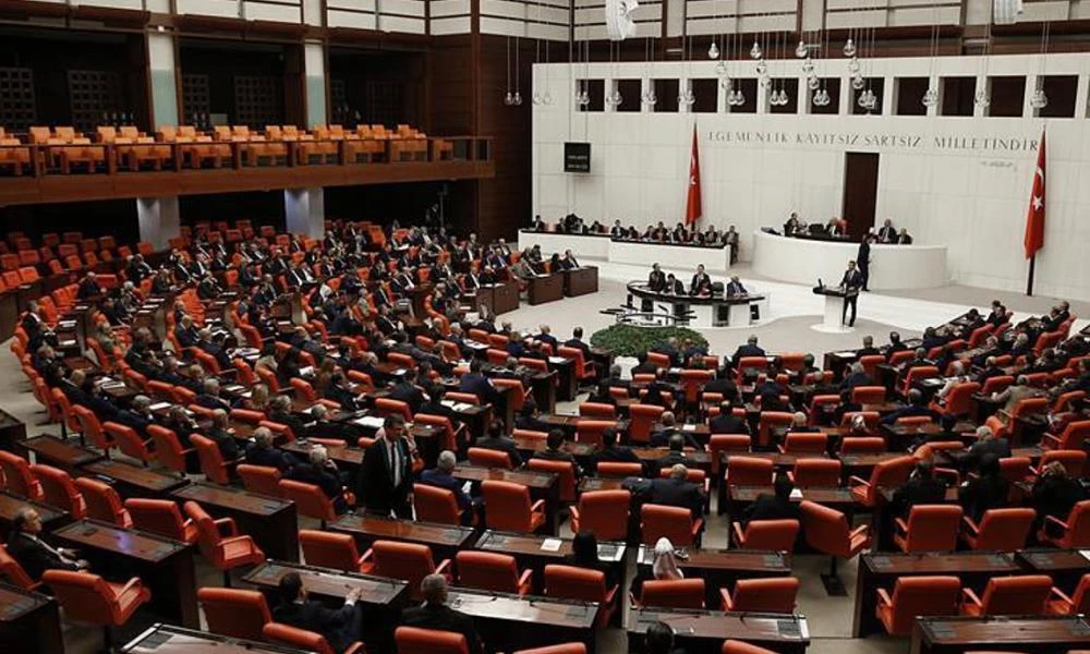 Χαμός στην τουρκική βουλή κατά Ερντογάν: Δεν πήγαν στρατό οι γιοι σου -Δώστους να φορέσουν στολή παραλλαγής